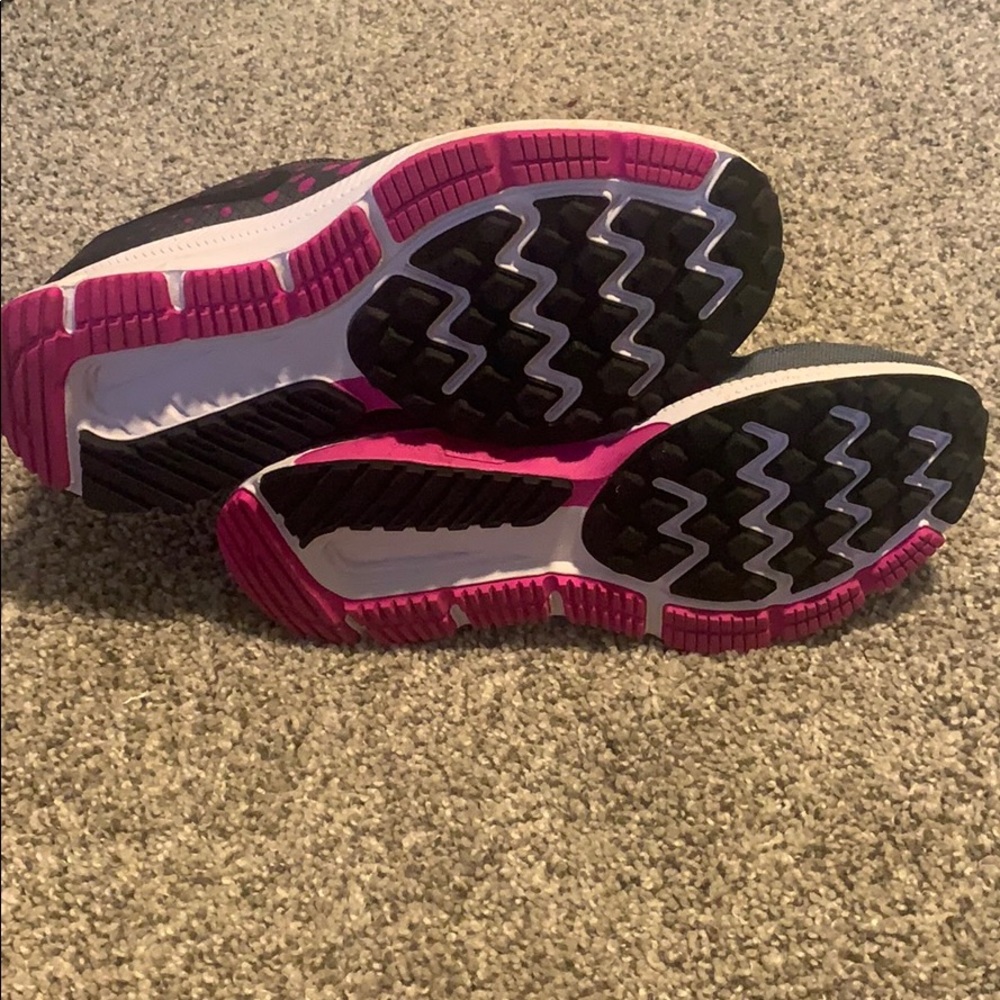 Practically New Nikes! - image 3